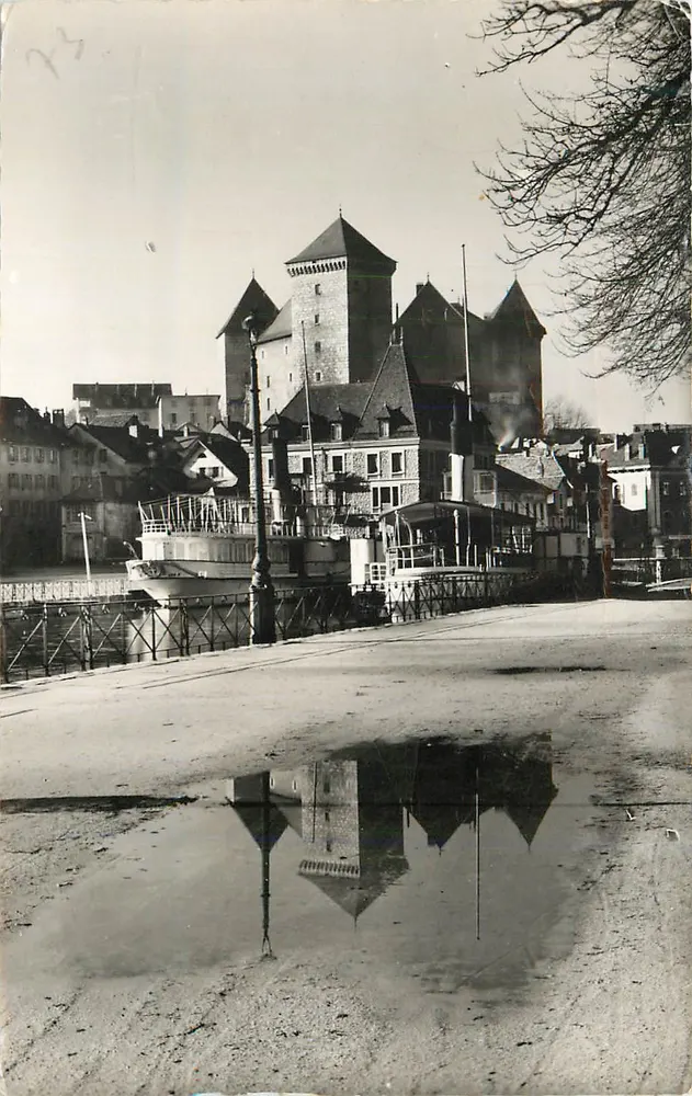 Schloss der Stadt — Blick mit Spiegelung in einer Pfütze — Verlag nicht sichtbar - Vorderseite
