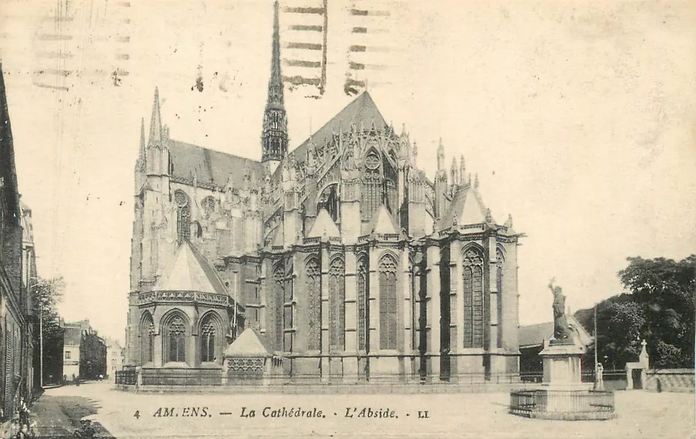 Amiens — A Catedral — A Abside - Frente