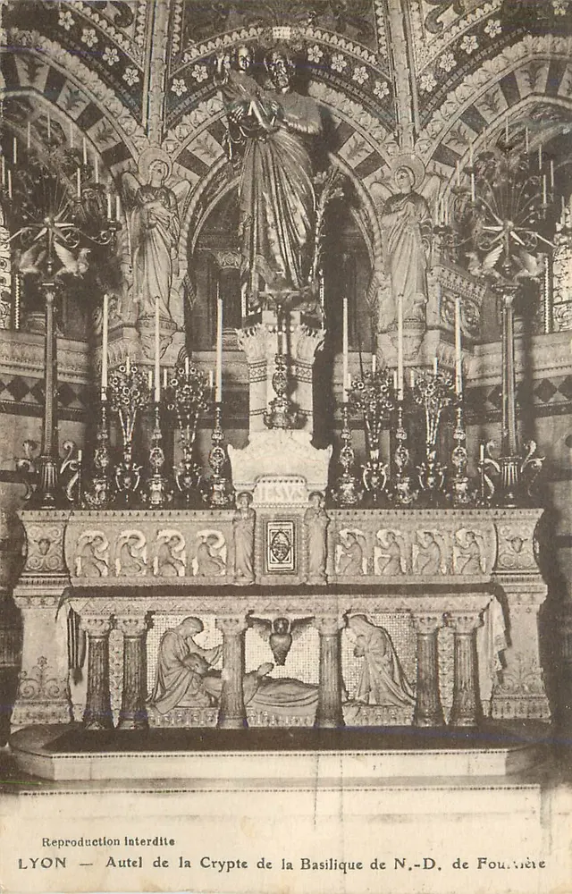 LYON — Altar der Crypte der Basilika Notre-Dame de Fourvière - Vorderseite