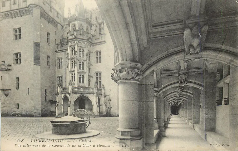 Pierre-Fonds — Das Schloss. Innenansicht der Säulenreihe der Cour d'Honneur — Edition Varin, Nr. 128 - Vorderseite