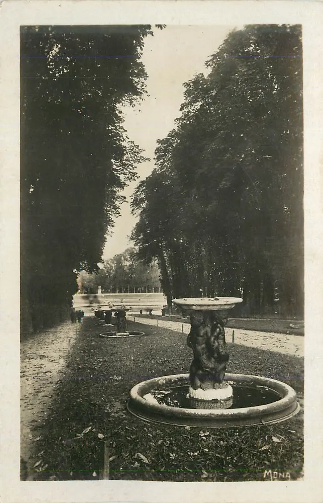 Fontaine esculturada — parque com alamedas de árvores — Mona - Frente