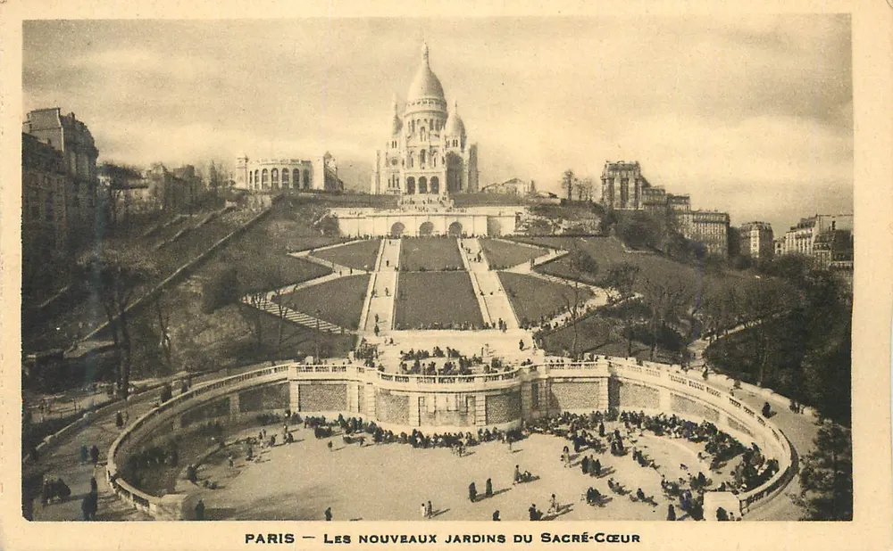 PARIS — Die neuen Gärten des Sacré-Cœur — Panoramablick mit der Basilika im Hintergrund - Vorderseite