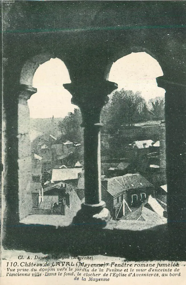 Castelo de Laval (Mayenne) — Vista tirada do donjon para o jardim da Penine e o muro de defesa da antiga cidade - Frente