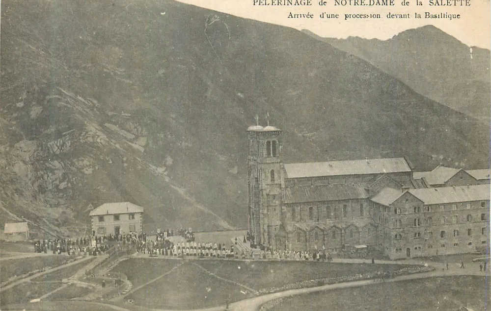 Pilgerfahrt zu Notre-Dame de la Salette — Ankunft einer Prozession vor der Basilika - Vorderseite