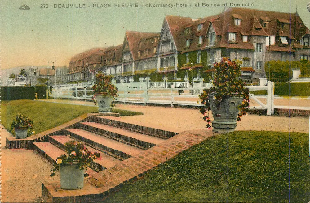 Deauville - Blütenstrand - « Normandy-Hotel » und Boulevard Cornuché - Vorderseite