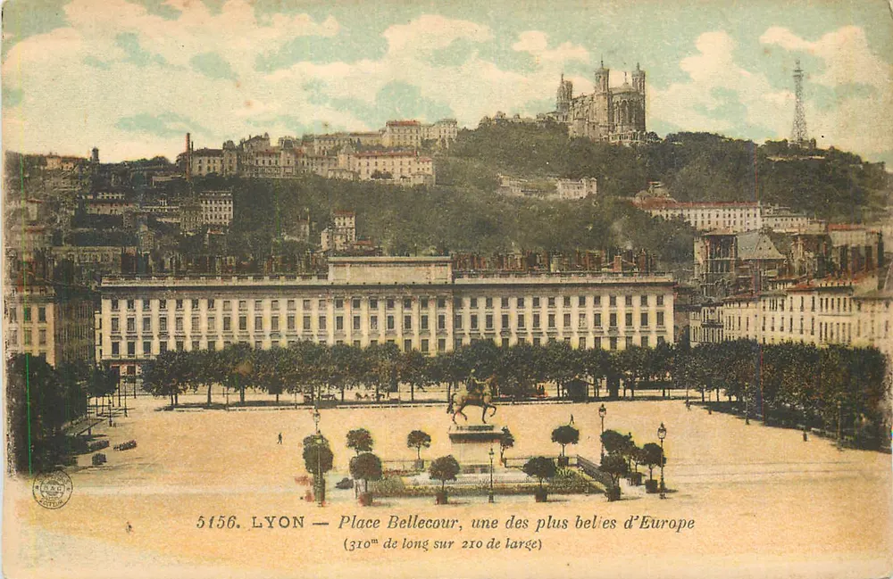 LYON — Place Bellecour, eine der schönsten Europas — (310m lang und 210m breit) — Verleger nicht identifiziert, Seriennummer 5156 - Vorderseite