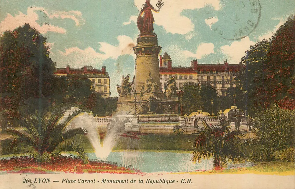 LYON — Plaza Carnot — Monumento a la República — E.R. - Anverso