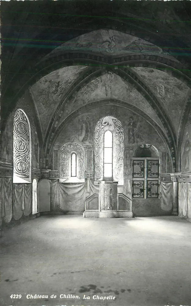 Castelo de Chillon. A Capela — vista interior com abóbada ogival e vitrais - Frente