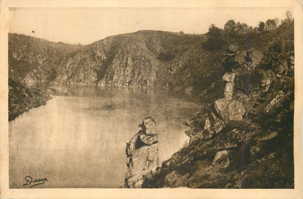 See in einem felsigen Landschaft — D'orange - Vorderseite