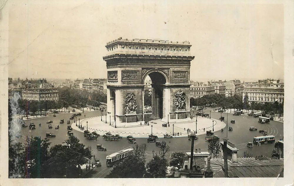 Arc de Triomphe — Place Charles de Gaulle (ehemals Place de l'Étoile) — Paris — Panoramablick - Vorderseite