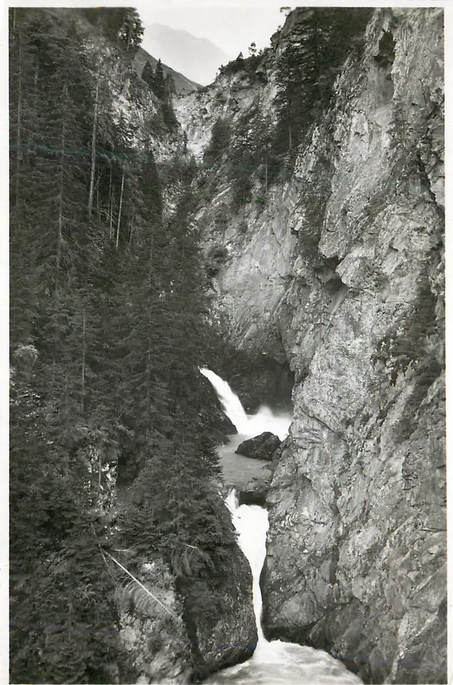 Cachoeira em um canyon montanhoso — editor não identificado - Frente