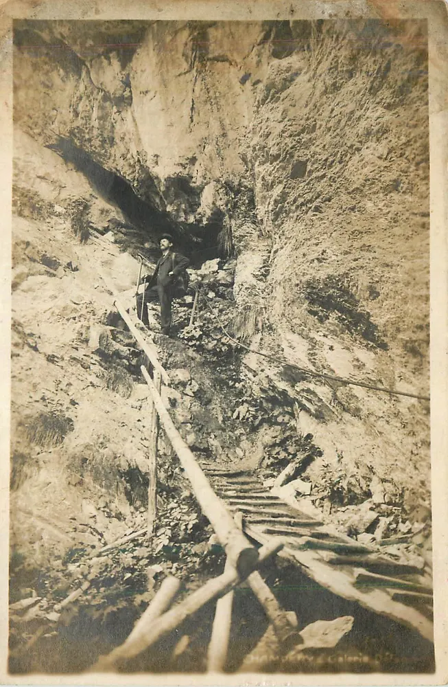 Homme sur sentier en montagne — escalier en bois et corde — éditeur inconnu - Frente