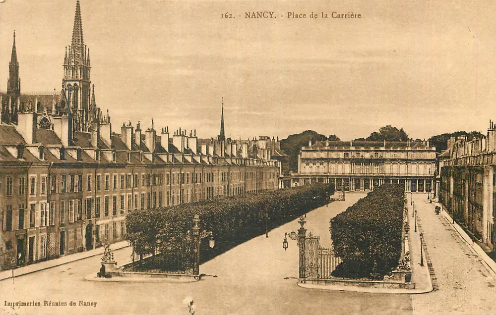 NANCY - Place de la Carrière — uitzicht op de plein met de kathedraal en gebouwen - Voorkant