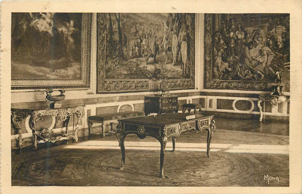 Sala de jantar decorada com tapeçarias — Mona - Frente