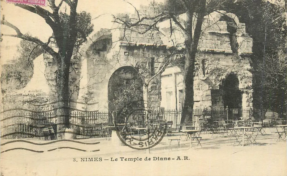 Nîmes — O Templo de Diana — A.R. - Frente