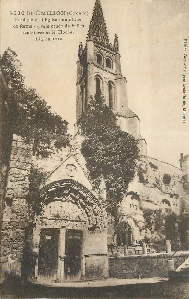 St-Émilion (Gironde) — Portal der monolithischen Kirche mit spitzbogiger Form, verziert mit schönen Skulpturen und dem Turm, gebaut im Jahr 1110 — Edition Artistische Ansichten Louis Gardé, Libourne - Vorderseite