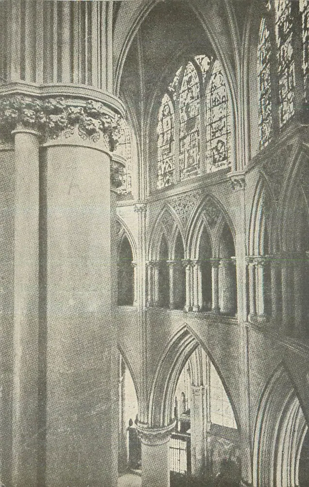 Interior da catedral — vista dos vitrais e das abóbadas — editor não visível - Frente
