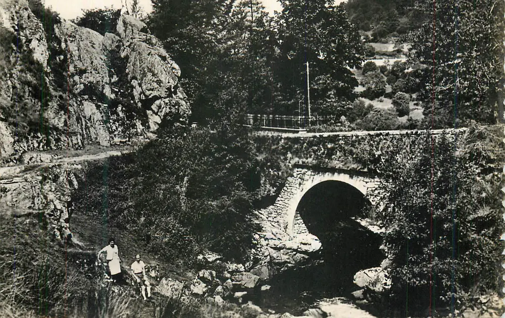 Ponte de pedra sobre um riacho — paisagem montanhosa — editor não identificado - Frente