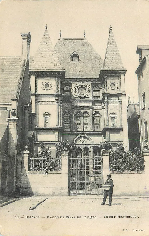 Orléans — Haus der Diane de Poitiers — (Historisches Museum) - Vorderseite