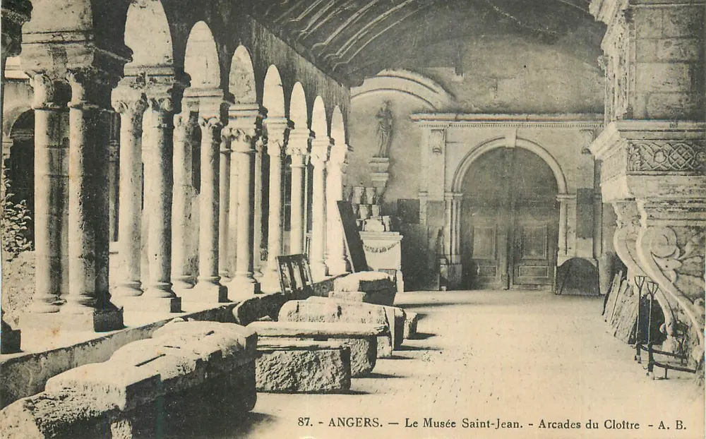 Angers — O Museu Saint-Jean — Arcadas do Claustro — A. B. - Frente