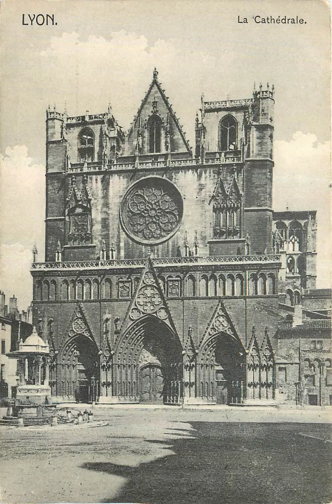 LYON. A Catedral — vista da fachada gótica com rose central e portais - Frente