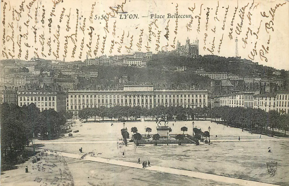 LYON — Place Bellecour — vista panorâmica com o castelo de La Croix-Rousse no fundo - Frente