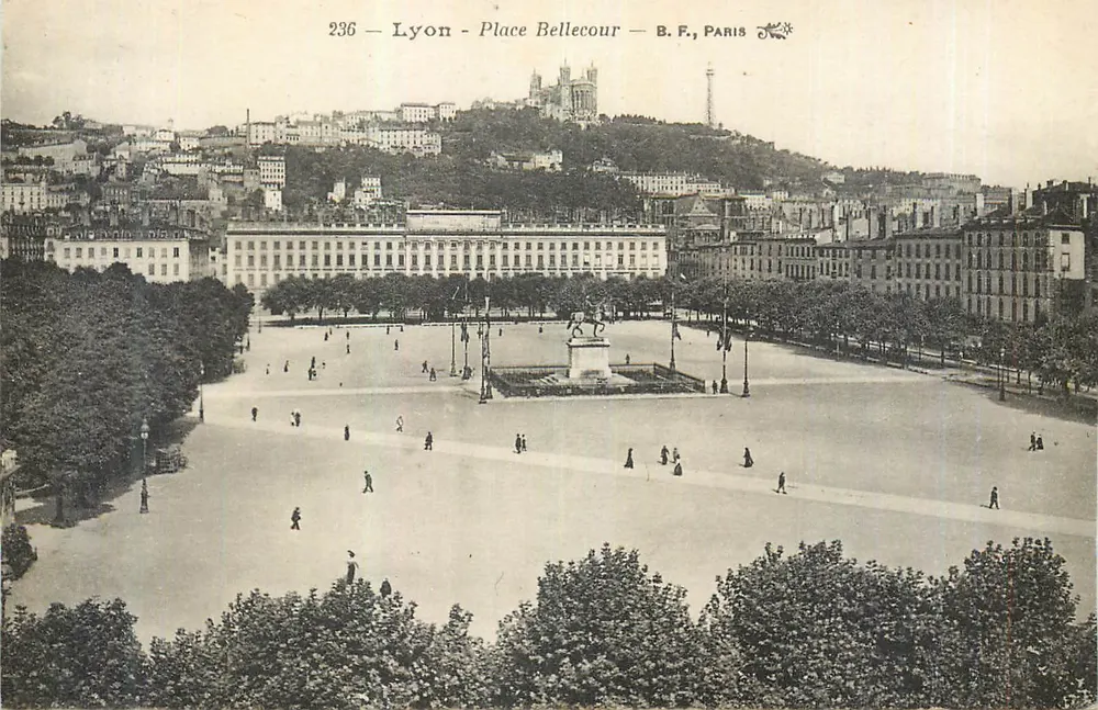 Lyon - Place Bellecour — B.F., Paris, n° 236 - Frente