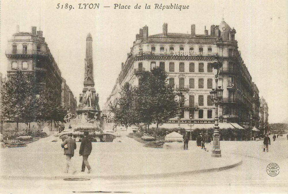 LYON — Place de la République — Editor: Éd. P. B. L. Paris - Frente