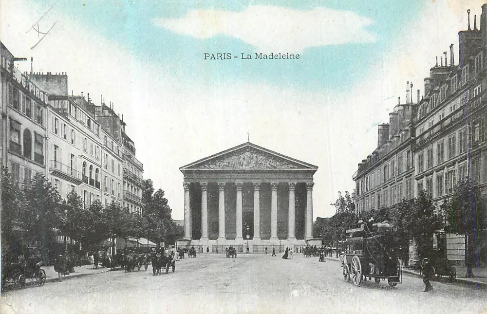 Paris - A Madeleine — vista da praça com veículos e edifícios - Frente