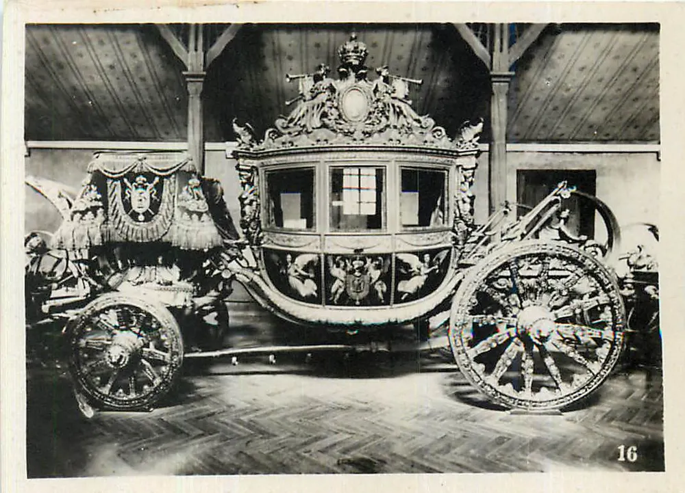 Carro real — interior da coroa — série 16 - Frente