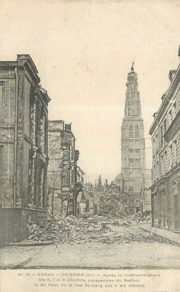 Arras — Krieg 1914 — Nach den Bombenangriffen am 6., 7. und 8. Oktober — Perspektive des Glockenturms von oben der zerstörten Rue St-Géry - Vorderseite