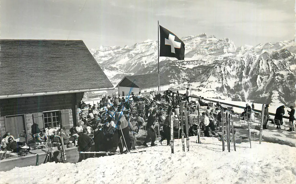 Skiregion — schneebedeckte Berge — Schweizer Flagge — Verlag nicht sichtbar - Vorderseite