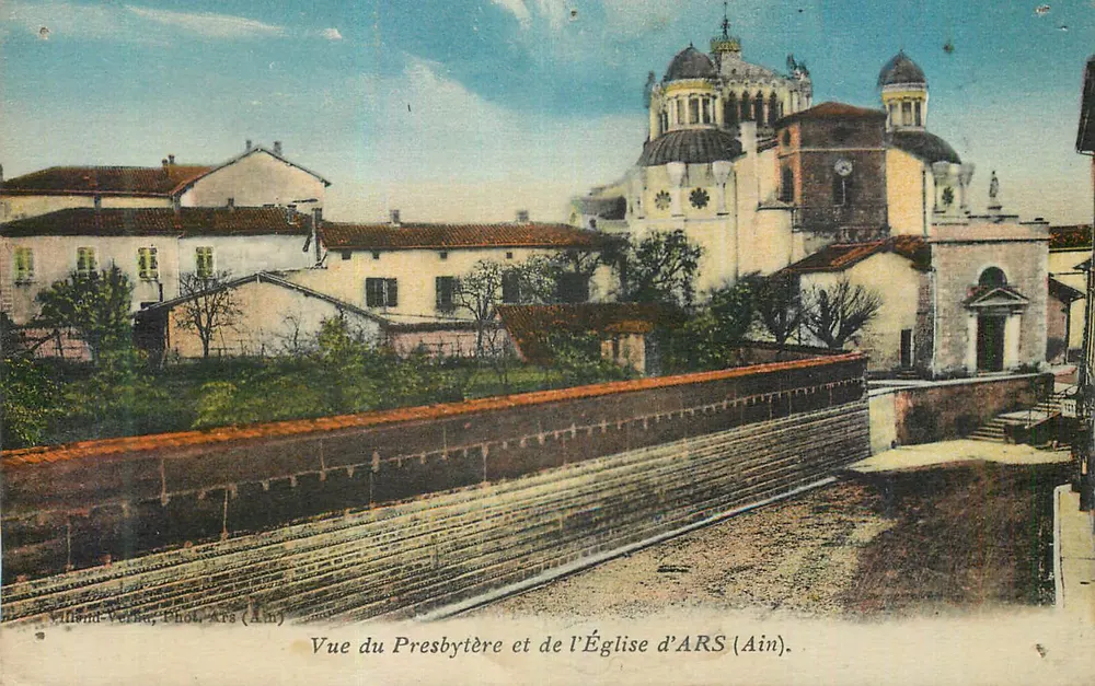 Ansicht des Präbendenhauses und der Kirche von Ars (Ain) — Villeneuve-Versin, Foto. Ars (Ain) - Vorderseite