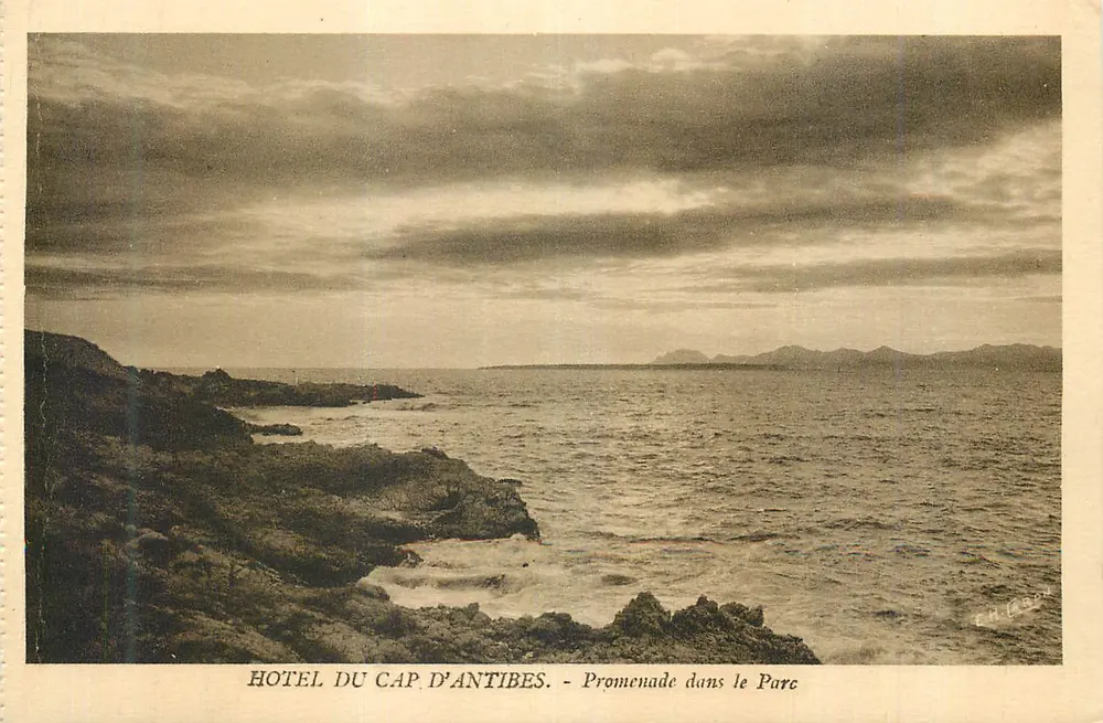 Hotel du Cap d'Antibes — Paseo en el Parque — E.H. Jacot - Anverso