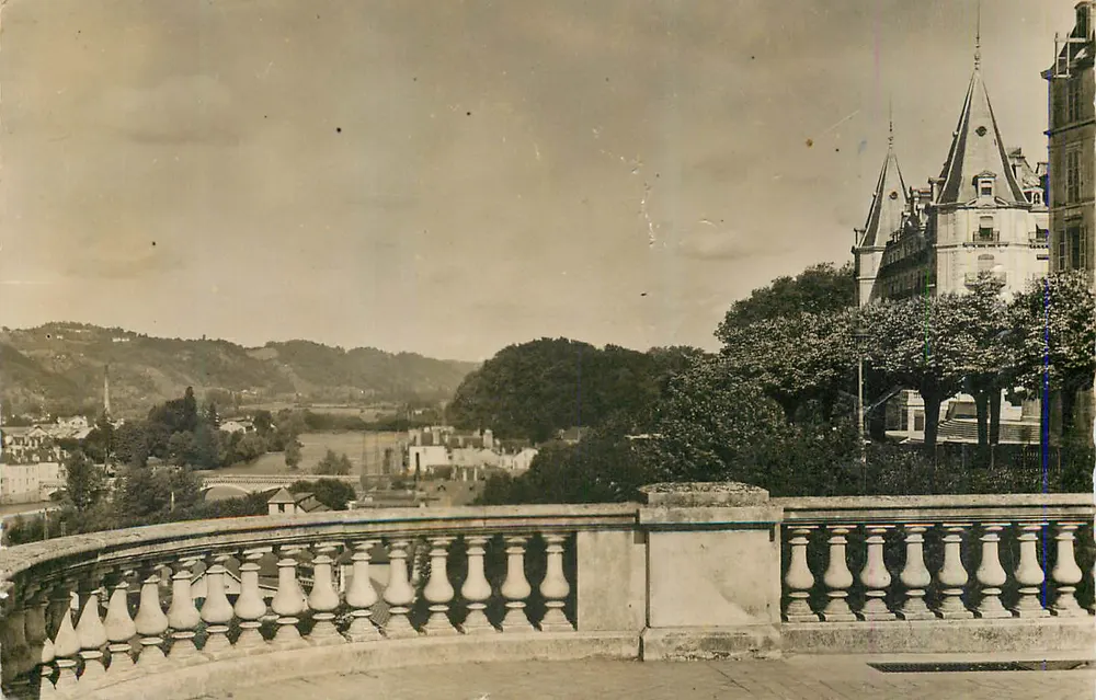 Bilhete postal antigo Vista do castelo de Pau — editor desconhecido, número de série ilegível - Frente