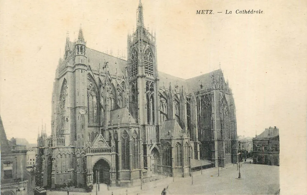 Metz — A Catedral — vista geral do edifício gótico - Frente