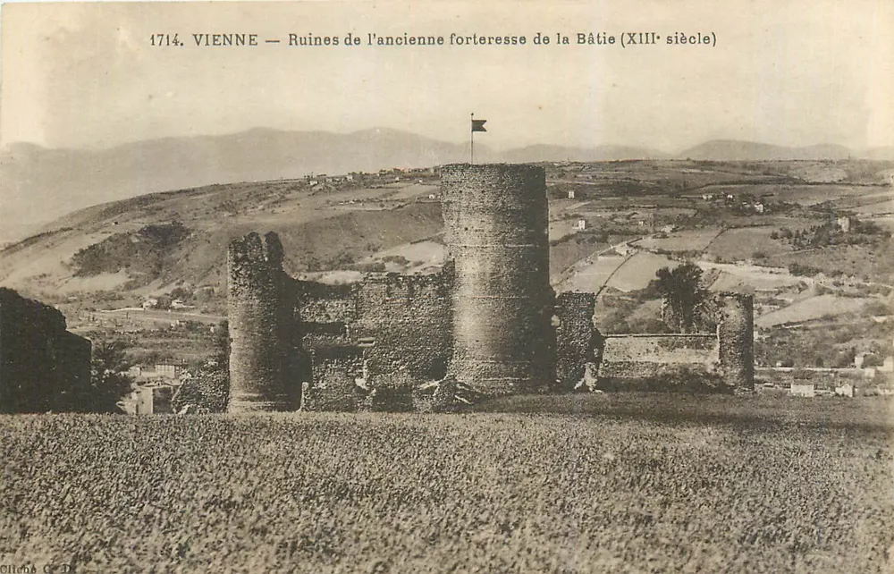 Wien — Ruinen der alten Festung La Bâtie (13. Jahrhundert) - Vorderseite