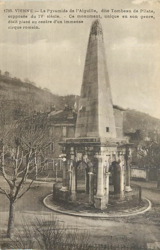 Wien — Die Nadelpyramide, auch als Grabmal des Pilatus bekannt, vermutlich aus dem 4. Jahrhundert - Vorderseite