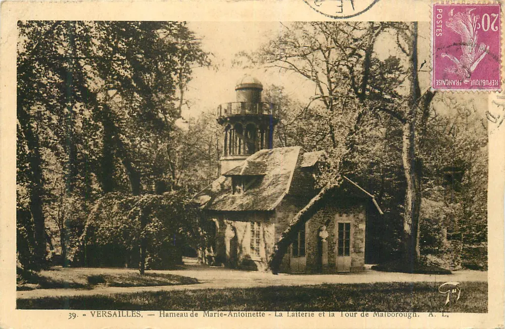 Versailles — Hameau de Marie-Antoinette — La Laiterie und die Tour de Marlborough — A. L. - Vorderseite