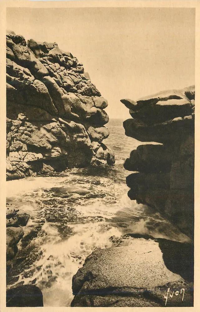 Costa rochosa — vista do mar entre falésias — editor J. V. O. 17 - Frente