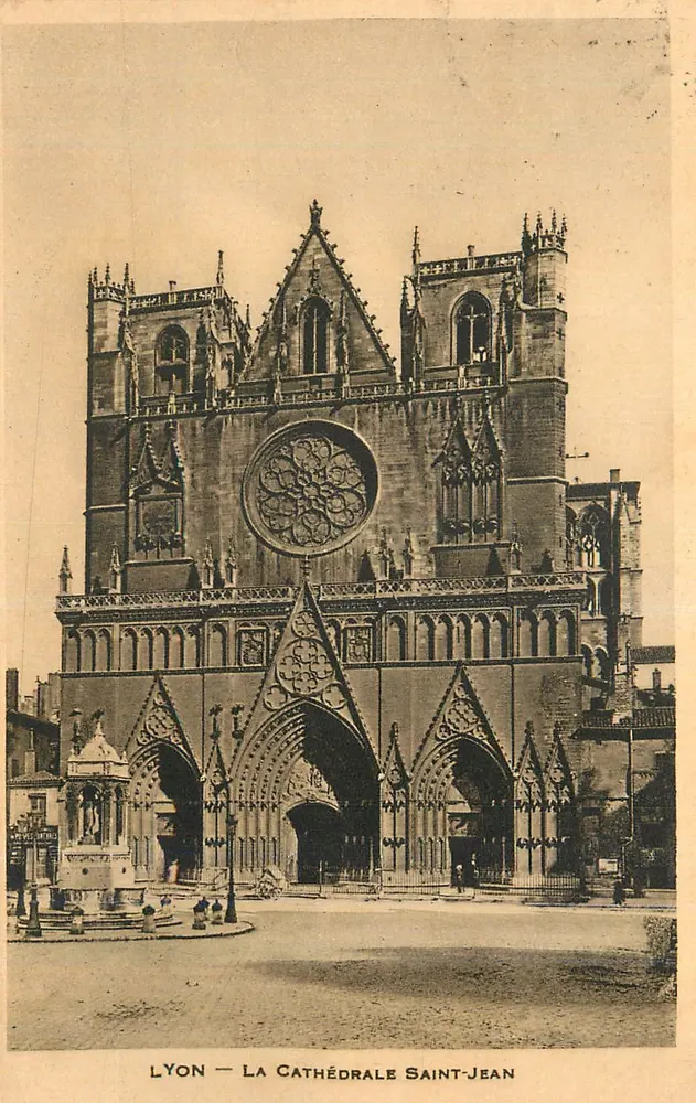 LYON — A CATEDRAL SÃO JOÃO — vista da fachada gótica - Frente
