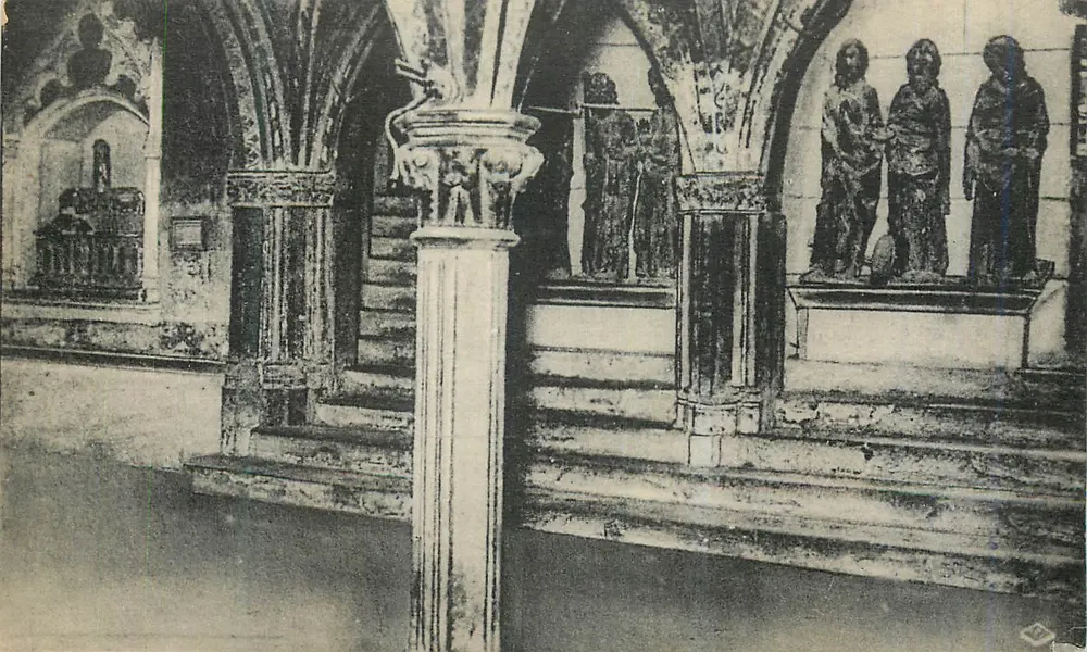 Innenraum einer gotischen Kirche — Statuen und Säulen — Verlag unbekannt - Vorderseite