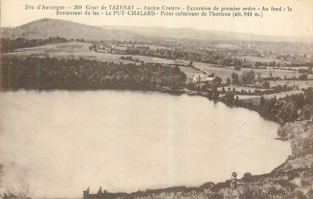 Gour de TAZENAT — Velho Cráter — Excursão de Primeira Ordem — No fundo ; o PUY-CHALARD (alt. 844 m.) - Frente