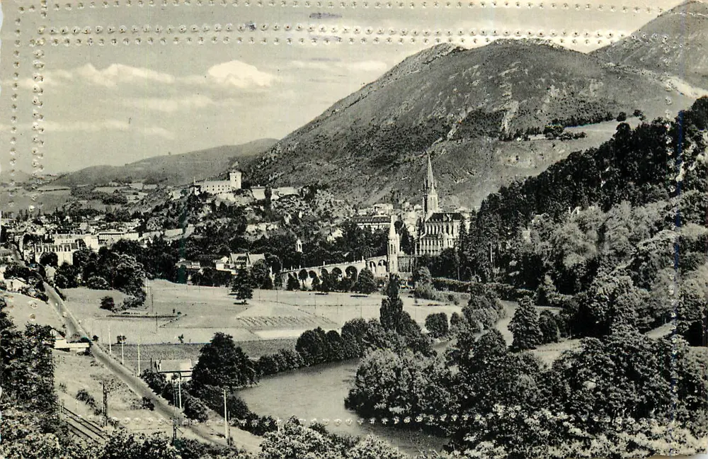 Cidade de Saint-Jean-de-Monts — vista panorâmica com igreja e castelo — editor não visível - Frente