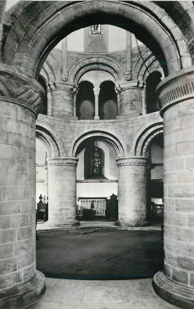 Innenansicht der Kirche Saint-Pierre in Poitiers — Blick auf den Chor — unbekannter Verlag, Seriennummer nicht sichtbar - Vorderseite