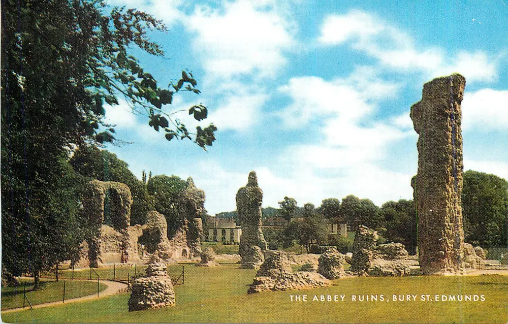 As ruínas da abadia, Bury St. Edmunds — vista panorâmica dos vestígios sob um céu azul - Frente