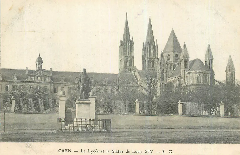 Caen — O Liceu e a Estátua de Luís XIV — L. D. - Frente