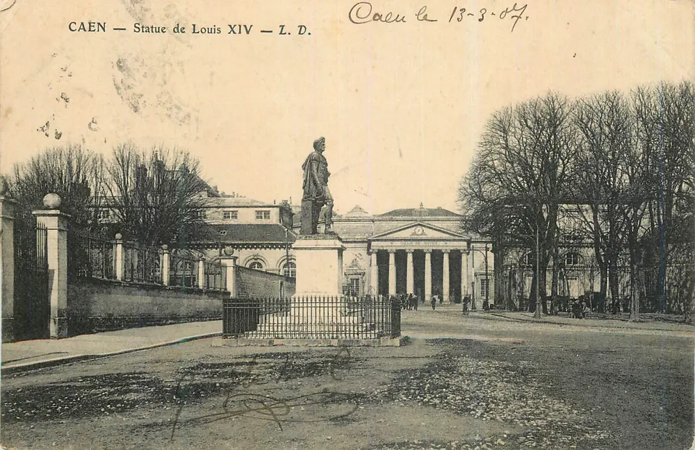 CAEN — Estátua de Luís XIV — L. D. - Frente