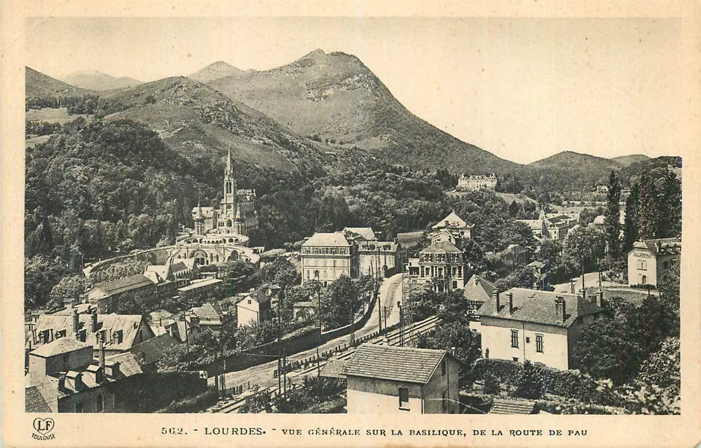 Lourdes - Allgemeiner Blick auf die Basilika von der Straße nach Pau — 562 — LFOULOUSE - Vorderseite