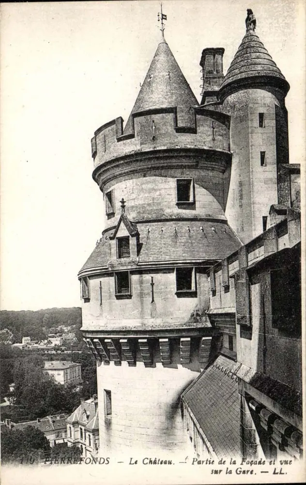 Pierrefonds — Das Schloss — Teil der Fassade und Blick auf die Station — LL. - Vorderseite